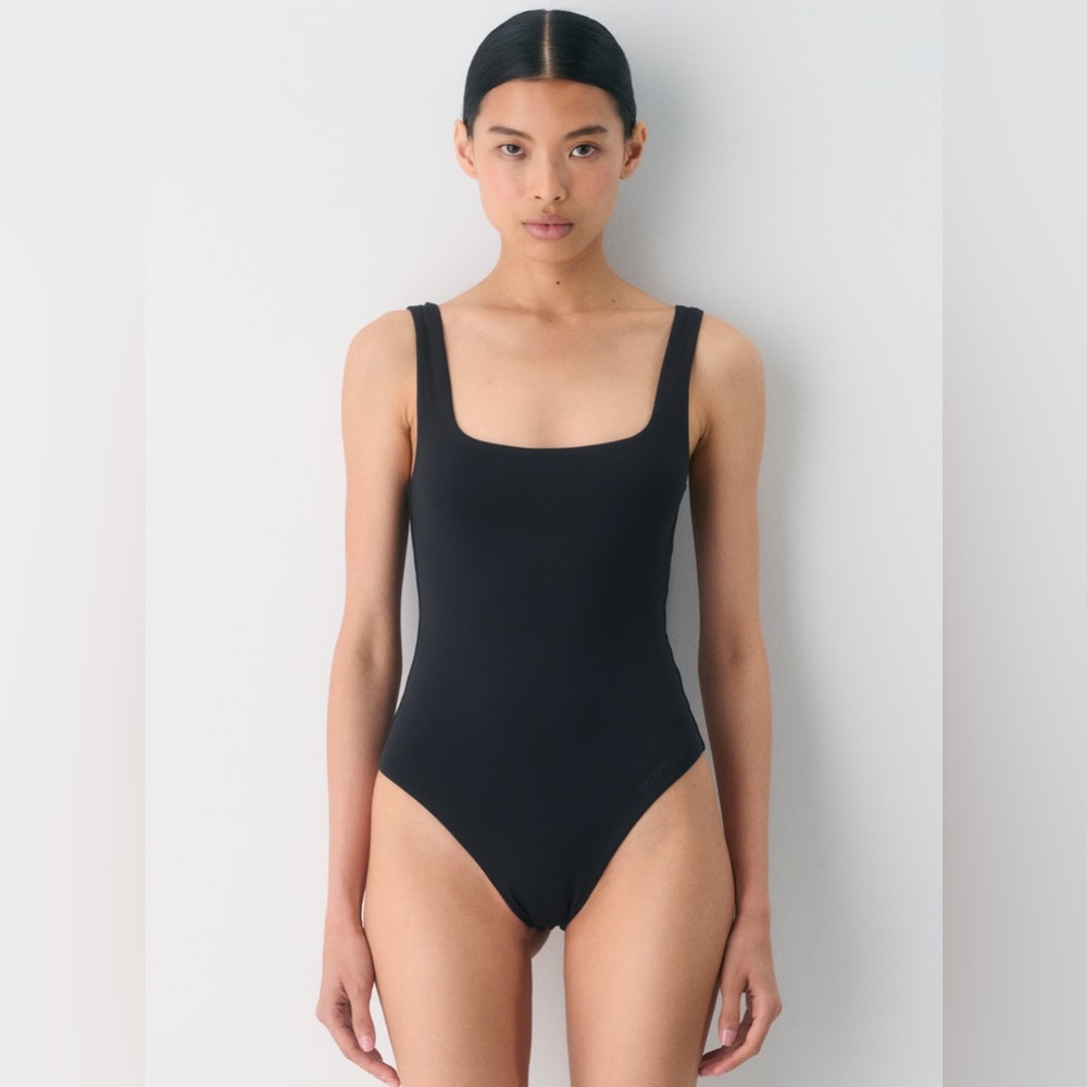 NWOT - Aritzia Babaton Original Contour Squareneck Bodysuit